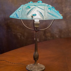 Настольная лампа с прозрачным голубым стеклом
